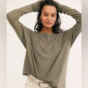Free People We the Free Thumbhole Oversized Arden Tee Shirt Army Green .
Size S